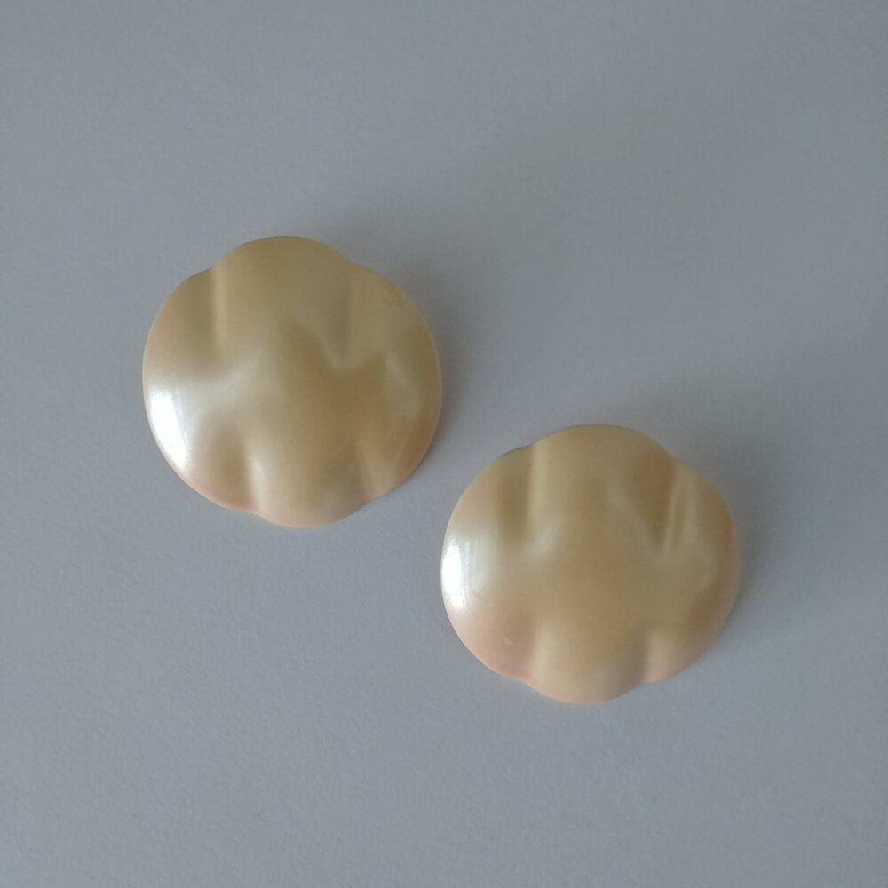 4/$20 Vintage large shell look peach cream earrings